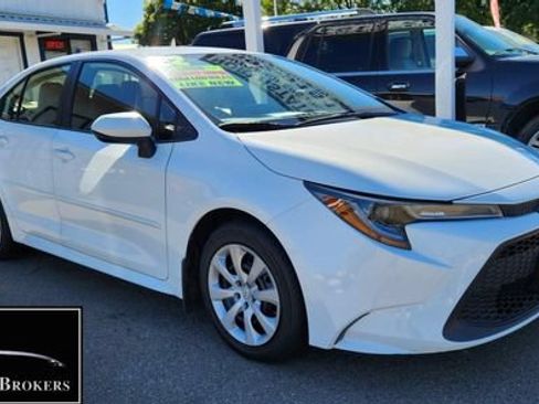 Used 2022 Toyota Corolla LE FWD image 2