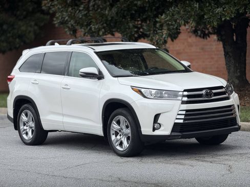 Used 2017 Toyota Highlander Limited w/ Carpet Mat Package AWD/4WD image 3