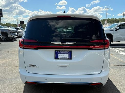 Used 2023 Chrysler Pacifica Touring-L FWD image 15