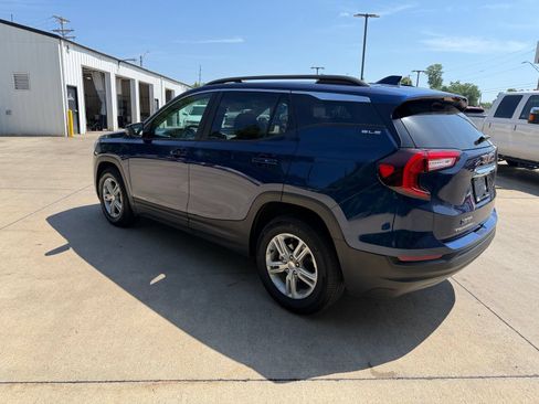 Used 2023 GMC Terrain SLE w/ Driver Convenience Package FWD image 10