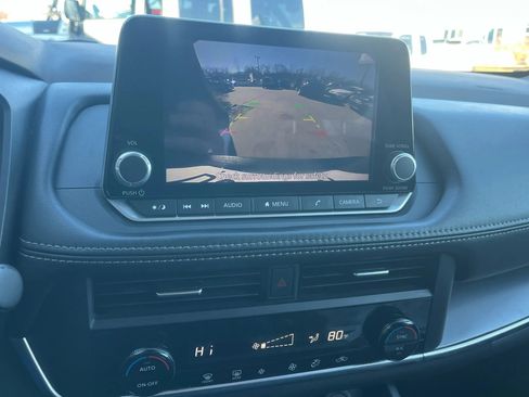 Used 2023 Nissan Rogue SV image 9