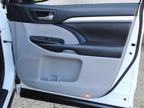 Used 2017 Toyota Highlander XLE image 39
