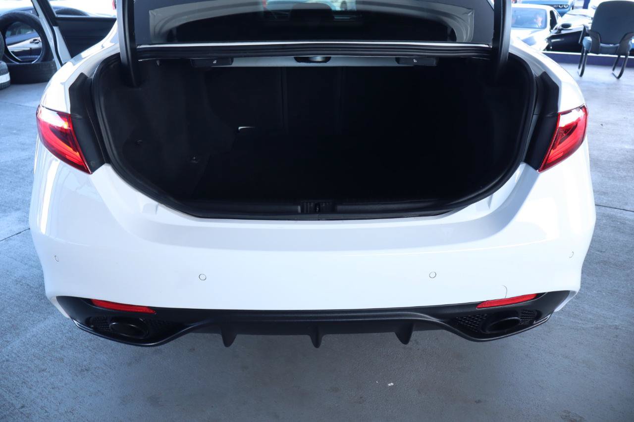 Used 2023 Alfa Romeo Giulia Veloce RWD image 32