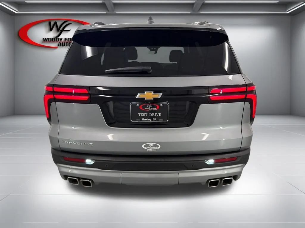 Used 2025 Chevrolet Traverse LT FWD image 7
