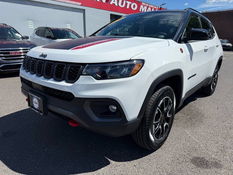Used 2025 Jeep Compass Trailhawk AWD/4WD image 1