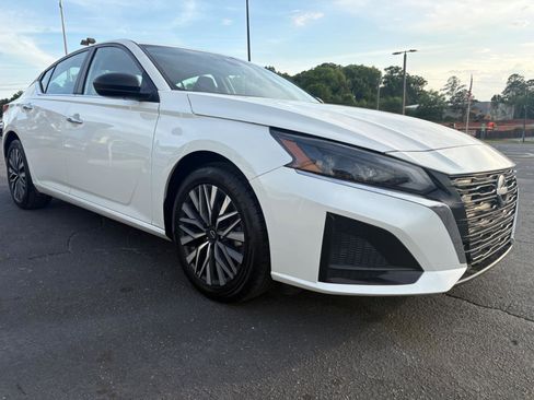 Used 2024 Nissan Altima 2.5 SV FWD image 2