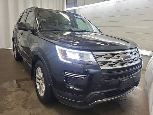 Used 2018 Ford Explorer XLT image 2