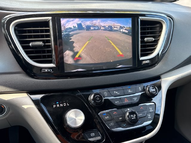 Used 2024 Chrysler Pacifica Touring-L FWD image 23