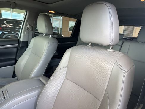 Used 2018 Toyota Highlander Limited FWD image 2