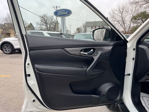 Used 2019 Nissan Rogue SV w/ Premium Package image 15