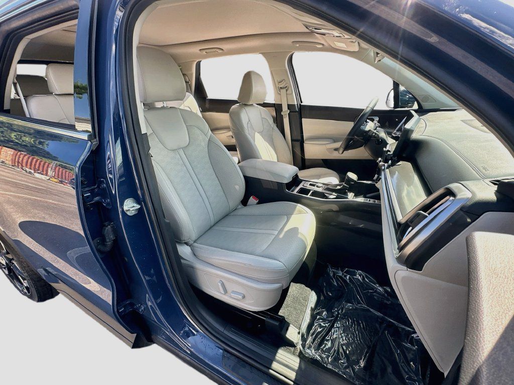 Certified 2025 Kia Sorento EX w/ Panoramic Sunroof Package FWD image 29
