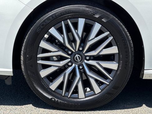 Used 2025 Nissan Altima 2.5 SV FWD image 25