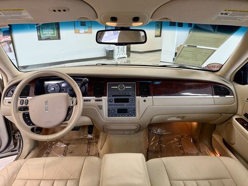 Used 2006 Lincoln Town Car Signature RWD image 10