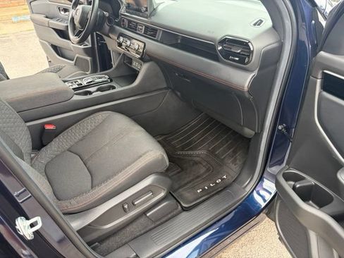 Used 2025 Honda Pilot Sport image 36