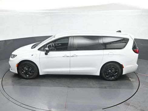 Used 2024 Chrysler Pacifica Limited FWD image 35