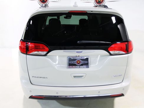 Used 2019 Chrysler Pacifica Limited w/ Tire & Wheel Group FWD image 26