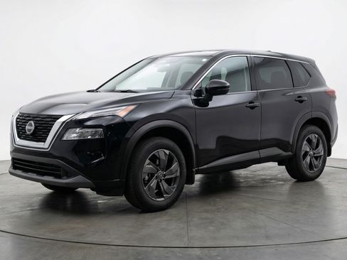 Used 2025 Nissan Rogue SV image 3