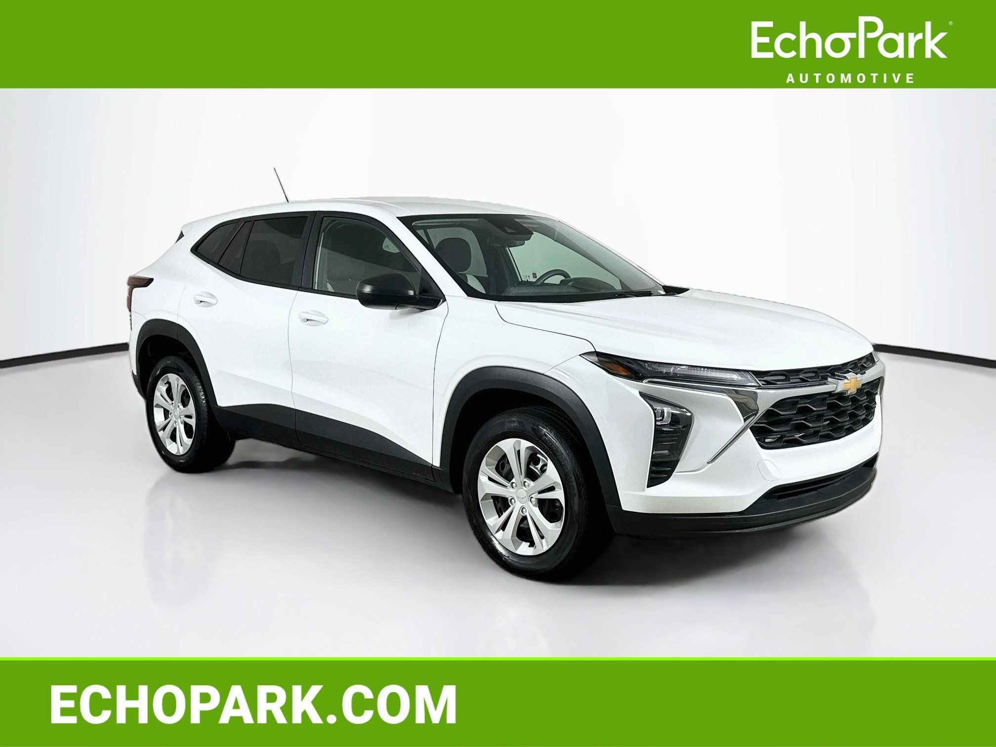 Used 2025 Chevrolet Trax LS FWD image 1