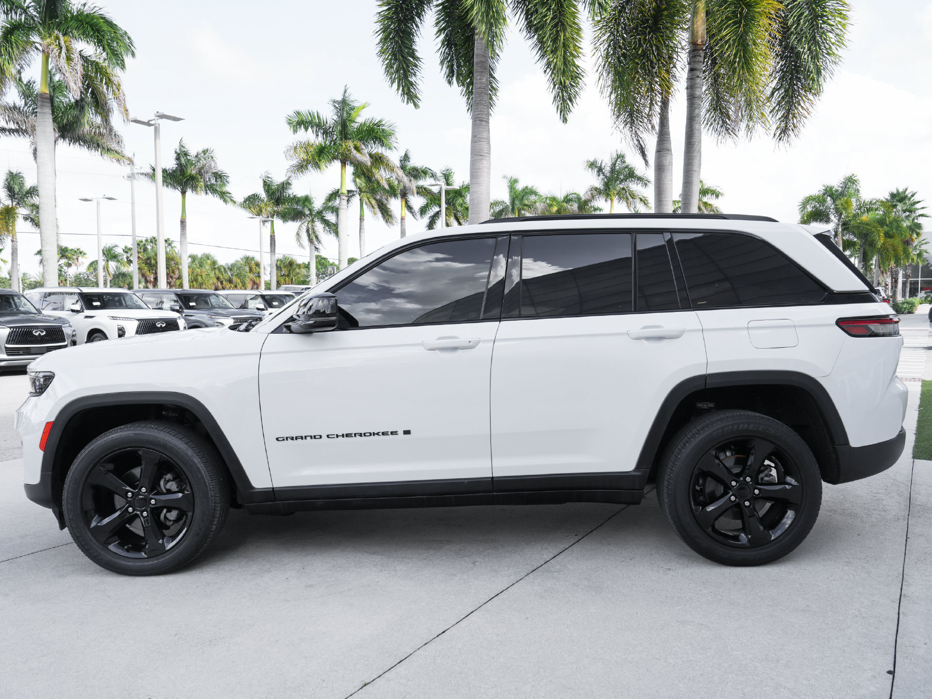 Used 2023 Jeep Grand Cherokee Altitude AWD/4WD image 21