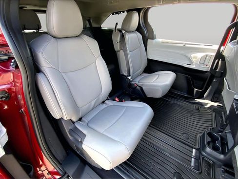 Used 2026 Toyota Sienna XLE FWD image 19