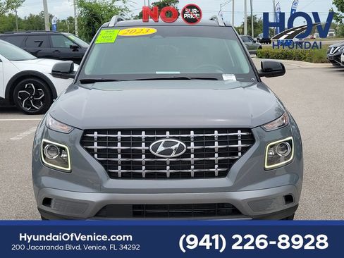 Certified 2023 Hyundai Venue Limited w/ Cargo Package FWD image 3