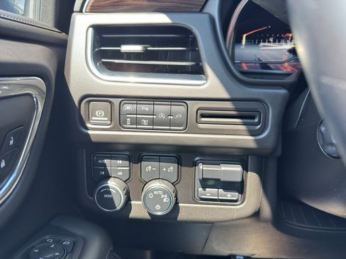 Used 2022 Chevrolet Suburban LT w/ LT Signature Package AWD/4WD image 11