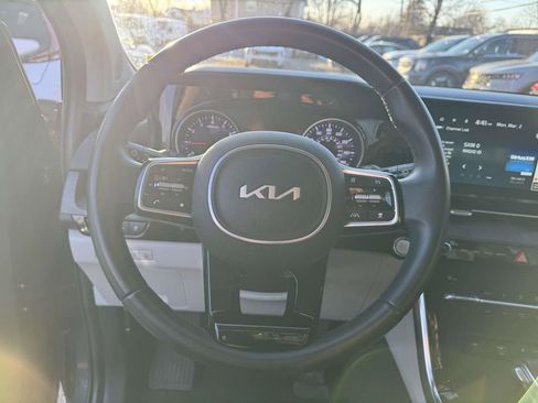 Used 2024 Kia Carnival EX image 13