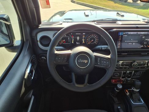 Used 2025 Jeep Gladiator Sport AWD/4WD image 16