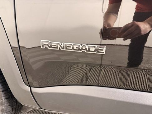 Certified 2023 Jeep Renegade Latitude image 13