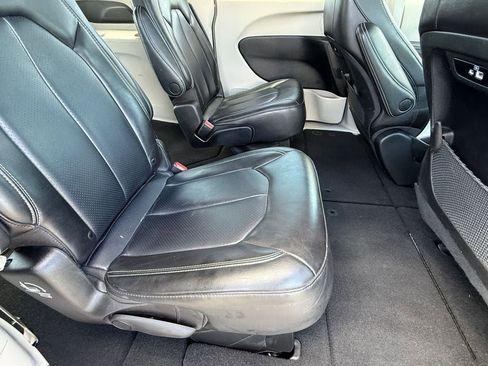 Used 2023 Chrysler Pacifica Touring-L FWD image 11