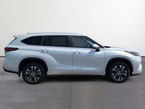 Used 2023 Toyota Highlander XLE FWD image 6