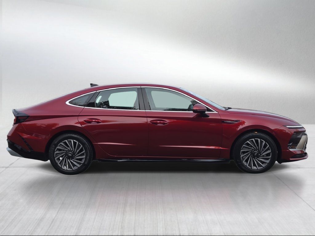 Used 2024 Hyundai Sonata SEL FWD image 2