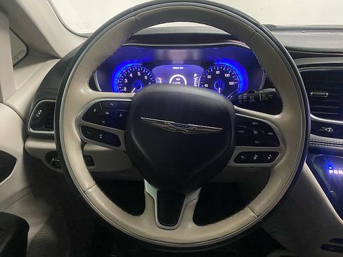 Used 2017 Chrysler Pacifica Limited image 17