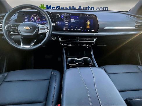 Used 2025 Chevrolet Traverse LT image 8