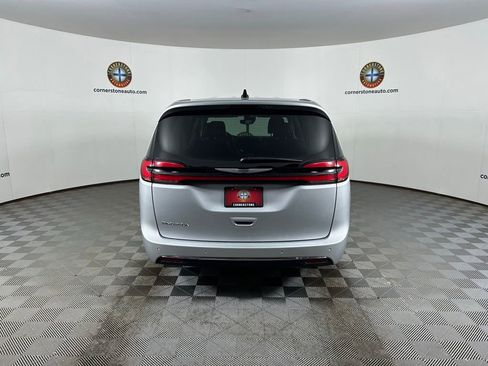 Used 2024 Chrysler Pacifica Touring-L FWD image 18