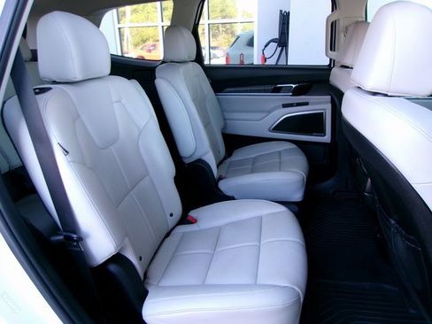 Used 2023 Kia Telluride EX w/ EX Captain's Chair Package image 19