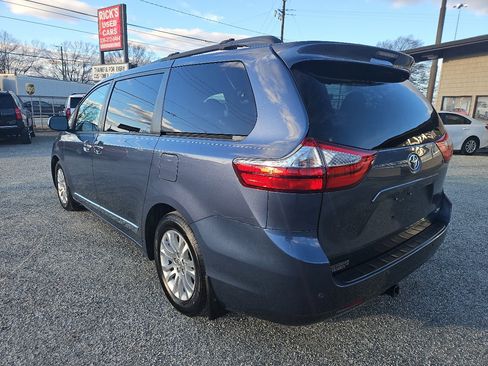 Used 2017 Toyota Sienna XLE Premium image 9