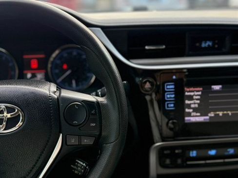 Used 2018 Toyota Corolla LE FWD image 12