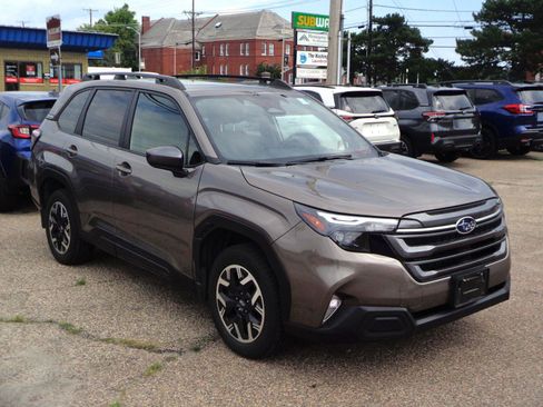 Used 2025 Subaru Forester Premium AWD/4WD image 3