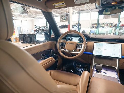 Certified 2025 Land Rover Range Rover SE AWD/4WD image 18