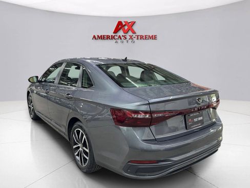Used 2025 Volkswagen Jetta SE FWD image 4
