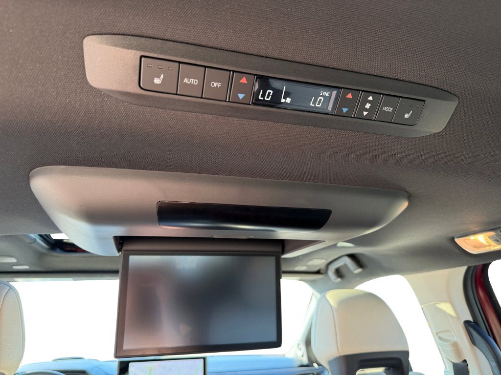 Used 2025 Toyota Sienna Platinum AWD/4WD image 33