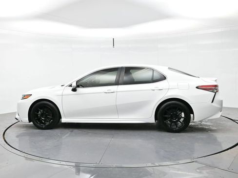 Used 2018 Toyota Camry SE w/ Moonroof Package image 4
