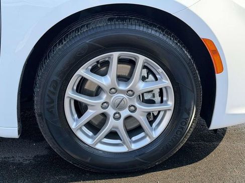 Used 2024 Chrysler Pacifica Touring-L image 7