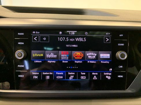 Used 2022 Volkswagen Taos SE image 27