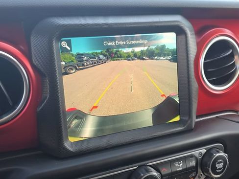 Used 2023 Jeep Gladiator Rubicon w/ Cold Weather Group AWD/4WD image 17