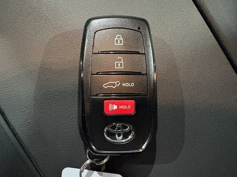 Used 2024 Toyota Highlander XLE AWD/4WD image 21