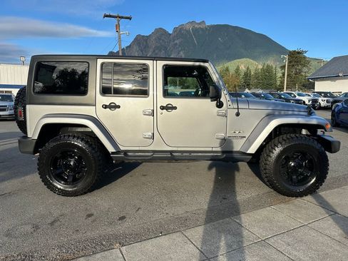 Used 2018 Jeep Wrangler Unlimited Sahara w/ Connectivity Group image 5