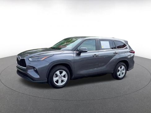 Used 2025 Toyota Highlander LE FWD image 8