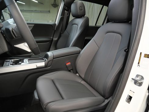 Used 2026 Mercedes-Benz GLB 250 4MATIC image 3